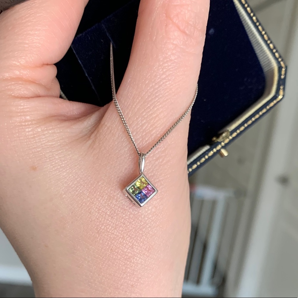 Rainbow sapphire and 18k white gold pendant necklace